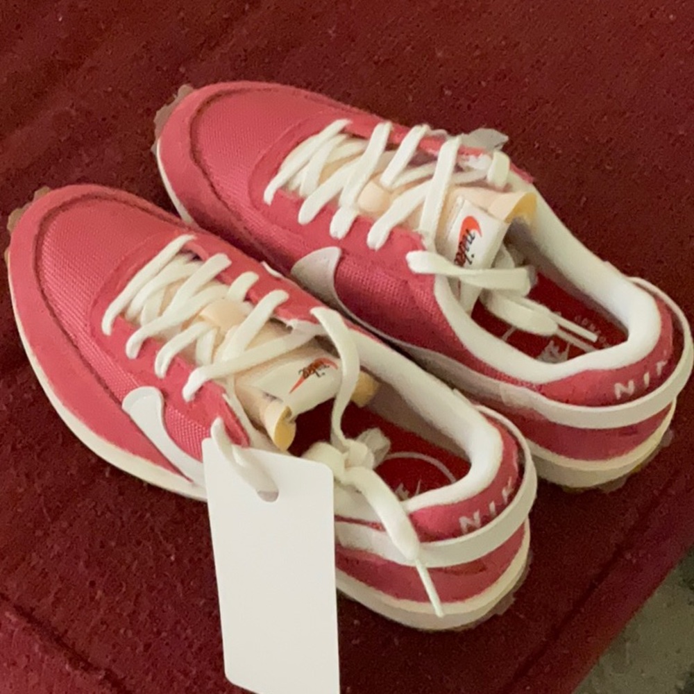 NEW IN BOX womens Nike waffle debit smeaker